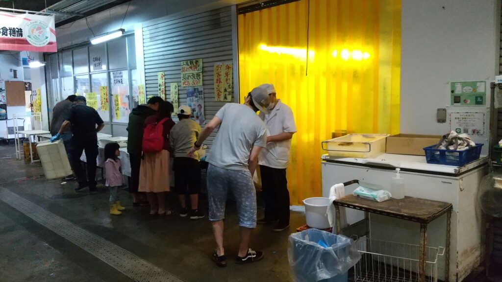 湘南藤沢地方卸売市場の朝市詰め放題/丸湘水産(株)